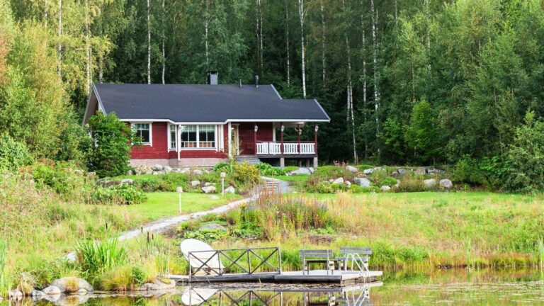 Kesämökki järven rannalla