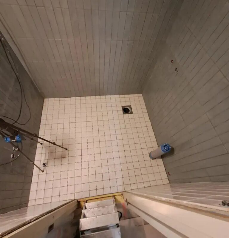 Kylpyhuoneen lattialaatoitus