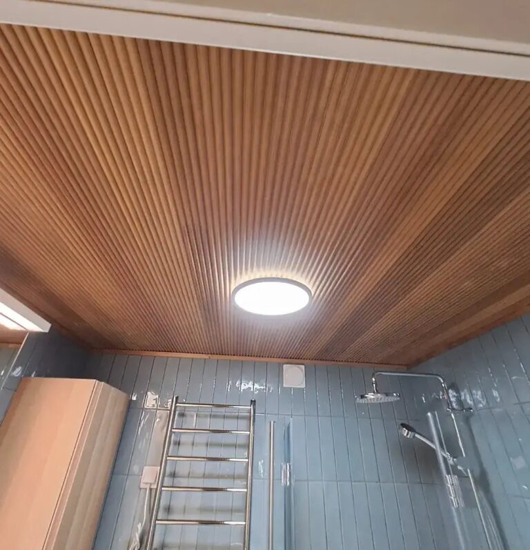 Kylpyhuoneen sormipaneelikatto