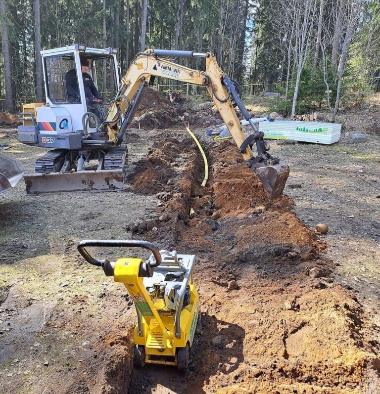 Saunan perustusten kaivuu