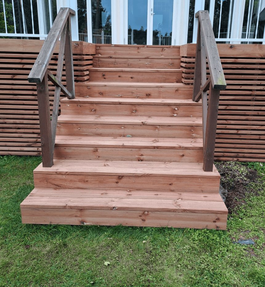 Uudet puiset ulkoportaat