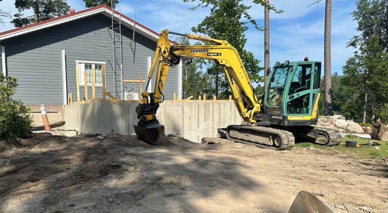 Kaivinkone pihatyömaalla